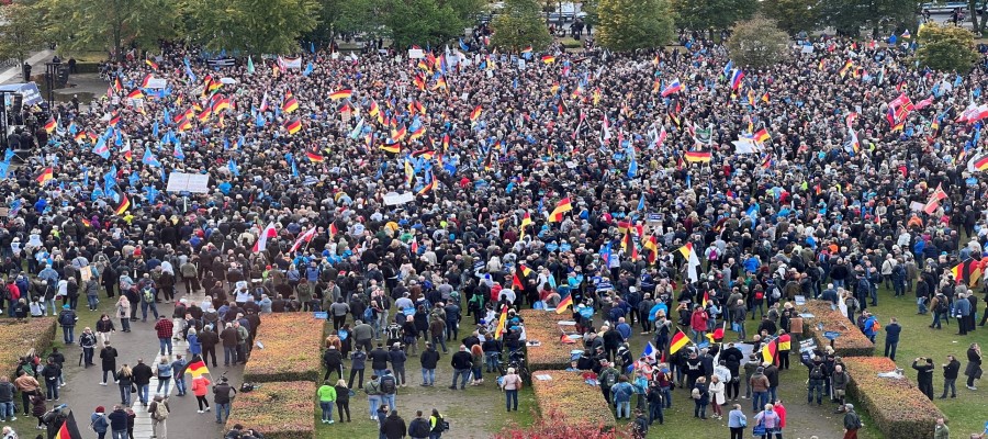 Rund 10.000 Menschen demonstrierten friedlich in Berlin gegen die Politik der Ampel-Koalition